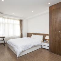 Tòa nhà Sumitomo, mặt phố Linh Lang, trung tâm khu người Nhật tại Hà Nội.