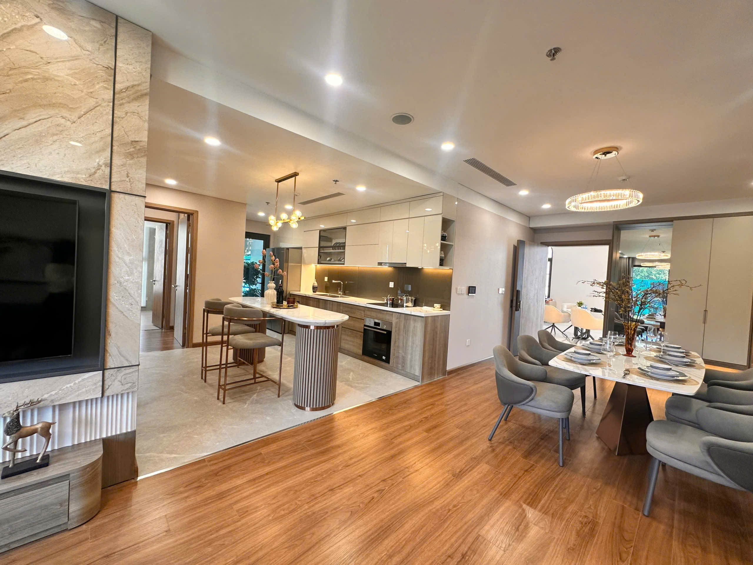 Jade Square Phạm Văn Đồng. Bản đặc biệt 3Pn - 128m2. Kính Low - e View toàn cảnh Sông Hồng