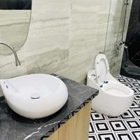 Cho thuê nhà hai mặt tiền, 99m2_ 5T; vỉa hè, Nguyễn Khánh Toàn-29 Tr