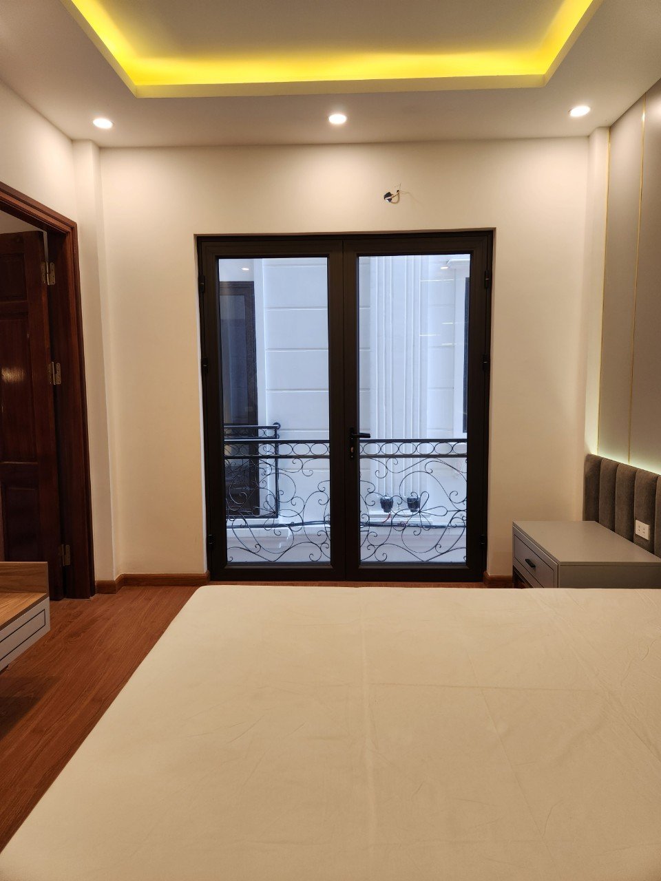 Bán nhà 33m2 Thị trấn Trạm Trôi. Đơn lập 5 tầng, 3 ngủ full nội thất. Cạnh chợ Giang Xá