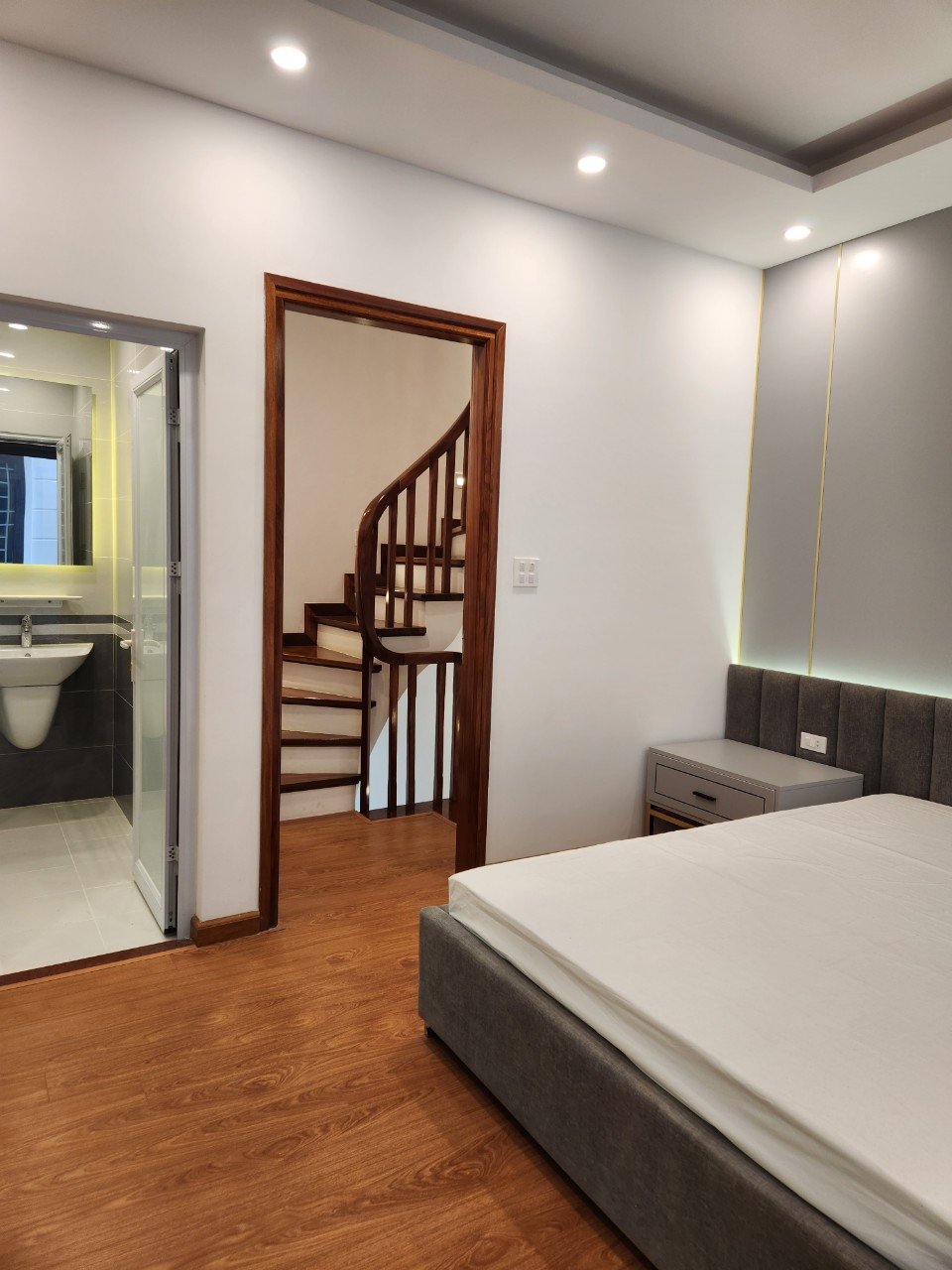 Bán nhà 33m2 Thị trấn Trạm Trôi. Đơn lập 5 tầng, 3 ngủ full nội thất. Cạnh chợ Giang Xá