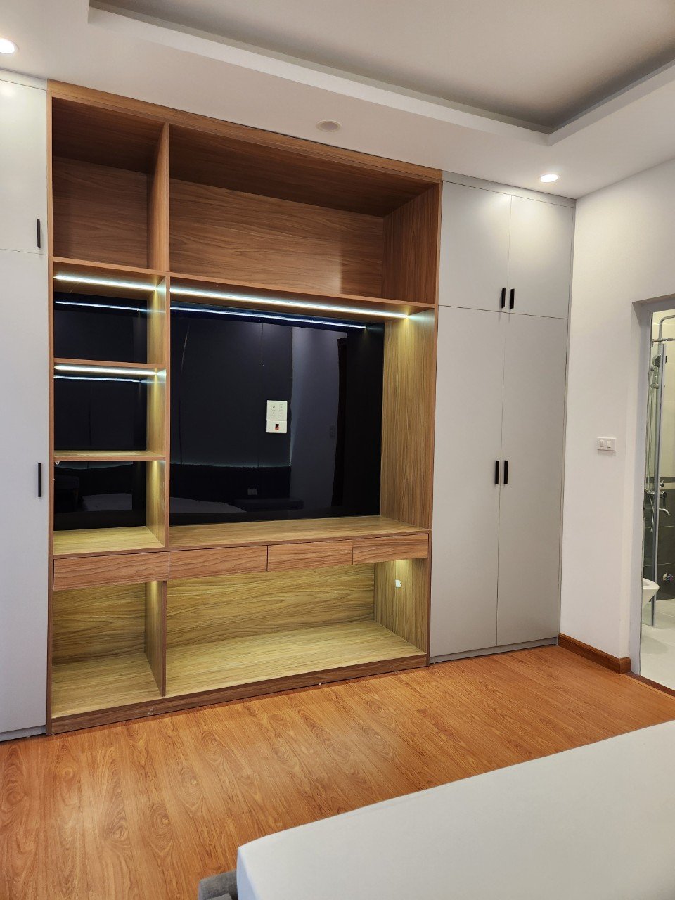 Bán nhà 33m2 Thị trấn Trạm Trôi. Đơn lập 5 tầng, 3 ngủ full nội thất. Cạnh chợ Giang Xá