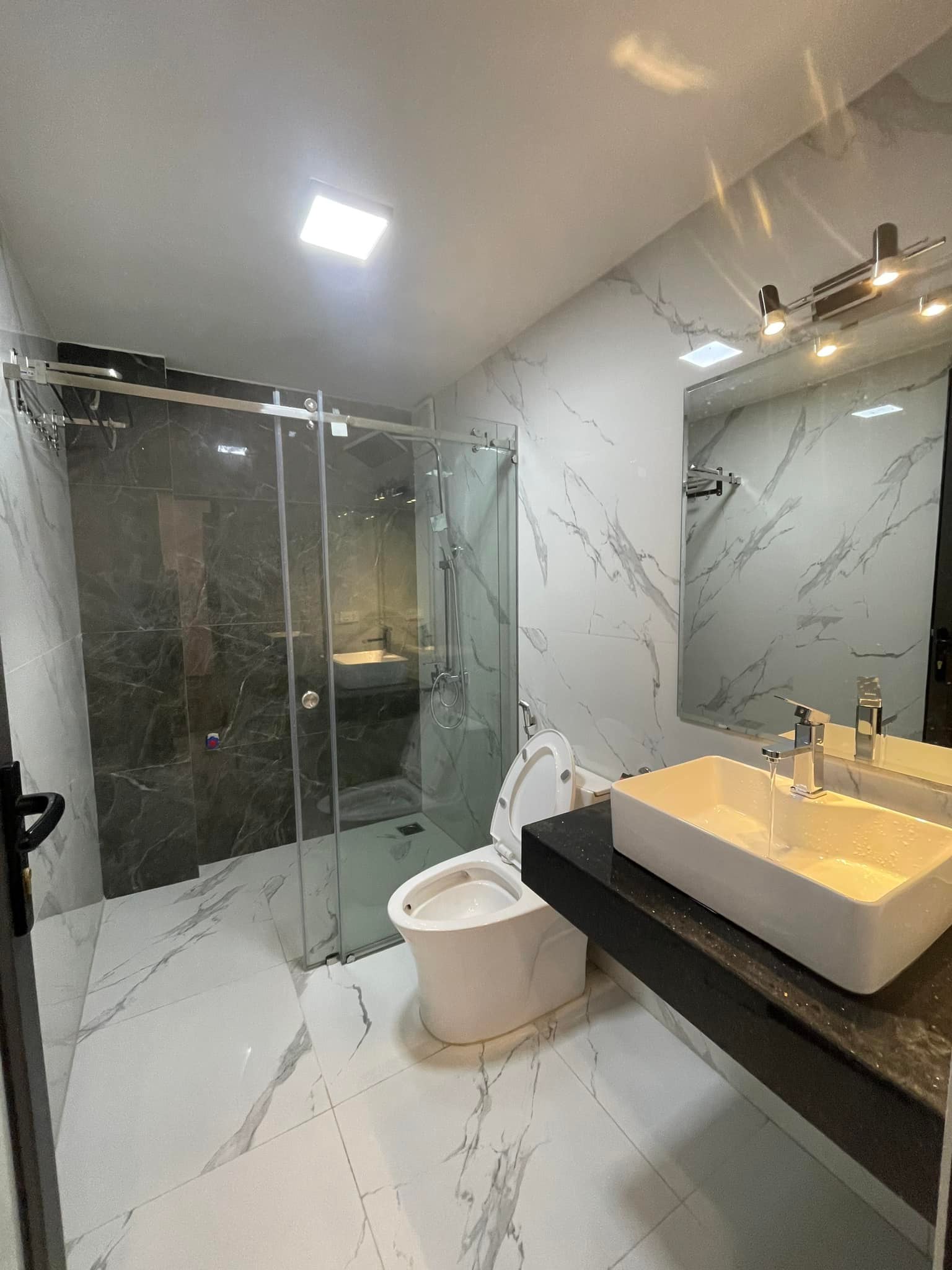 Bán nhà 33m2 Thị trấn Trạm Trôi. Đơn lập 5 tầng, 3 ngủ full nội thất. Cạnh chợ Giang Xá