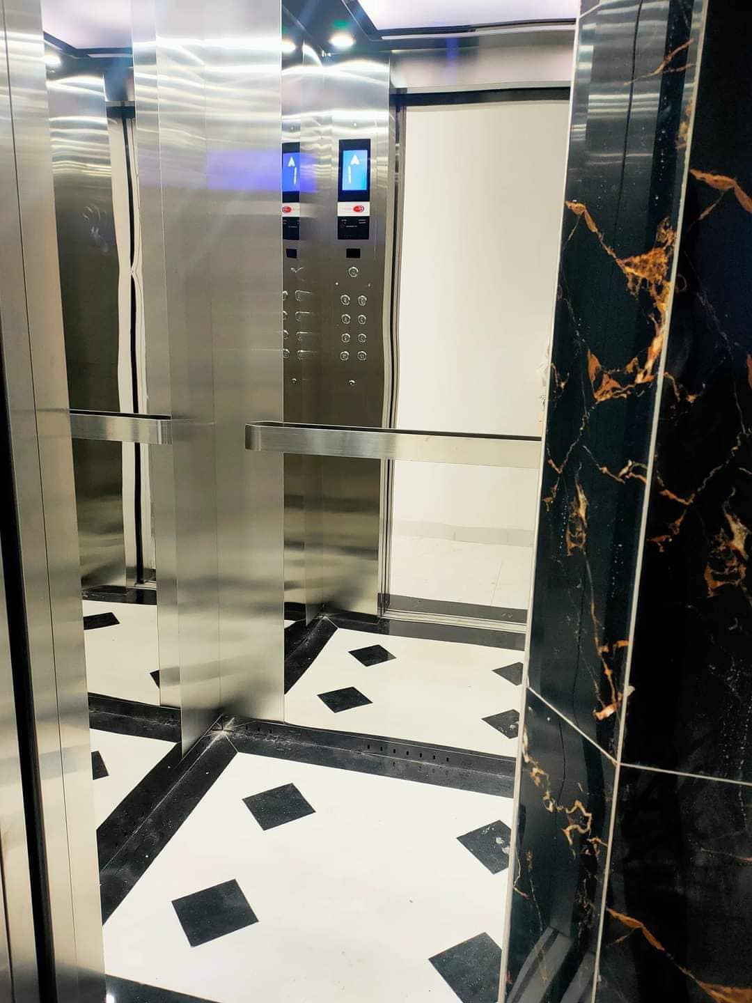 Bán nhà 50m2 Di Trạch, Hoài Đức. Đơn lập 6 tầng, Gara Ôtô riêng. Thang máy nội thất đầy đủ