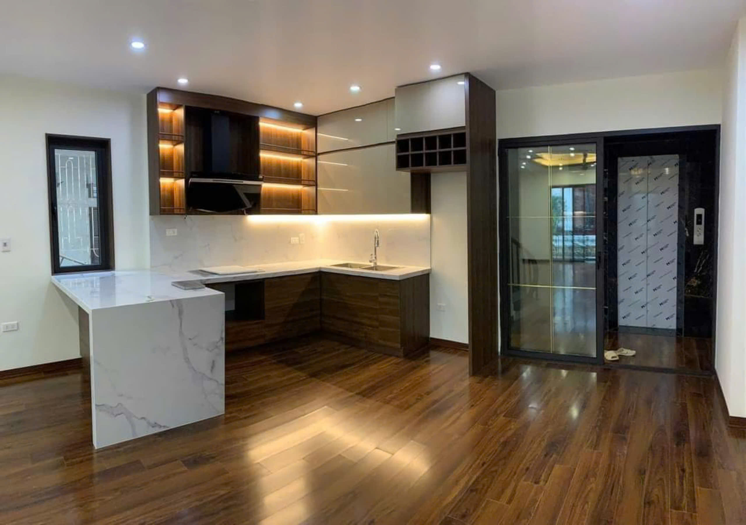 Bán nhà đường Bình Minh, Đan Phượng. Sổ riêng 6 tầng thang máy, mặt đường Ôtô Kinh doanh