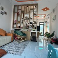 Nhà đẹp 2 lầu Nhỉnh 5 Tỉ Nhà phố liền kề, kế chợ Long Trường Q9