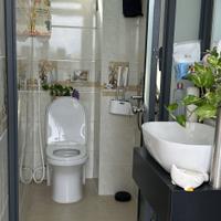 Nhà đẹp 2 lầu Nhỉnh 5 Tỉ Nhà phố liền kề, kế chợ Long Trường Q9