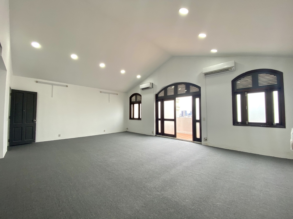 Cho thuê VP 70m2 view ban công cửa sổ thông thoáng tại Hoàng Diệu - Phú Nhuận