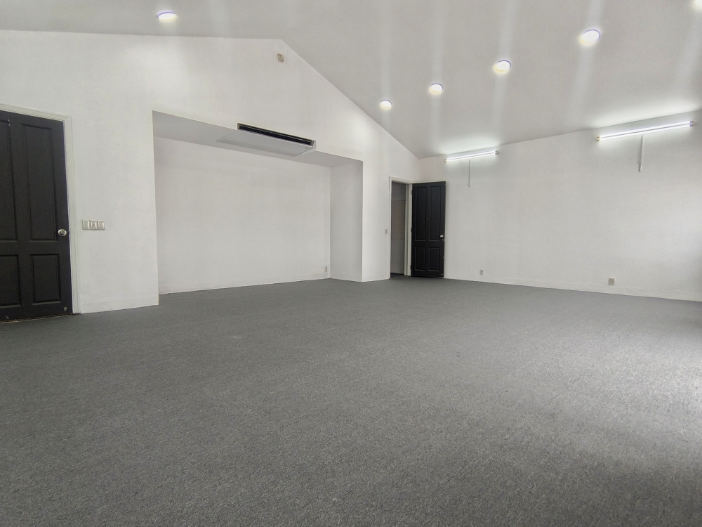 Cho thuê VP 70m2 view ban công cửa sổ thông thoáng tại Hoàng Diệu - Phú Nhuận