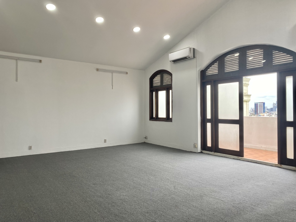Cho thuê VP 70m2 view ban công cửa sổ thông thoáng tại Hoàng Diệu - Phú Nhuận
